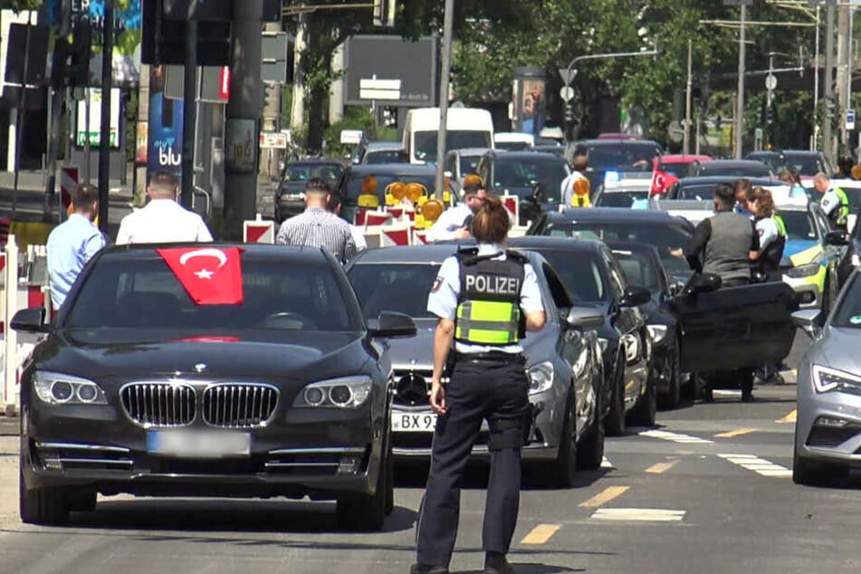 Laut Innenministerium kam es an den vergangenen Wochenenden erneut zu Dutzenden Polizeieinsätzen.