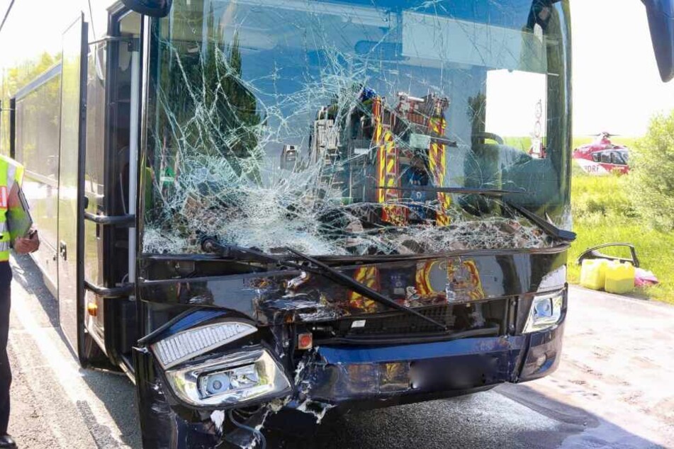 Die Frontscheibe des Busses wurde zerstört.