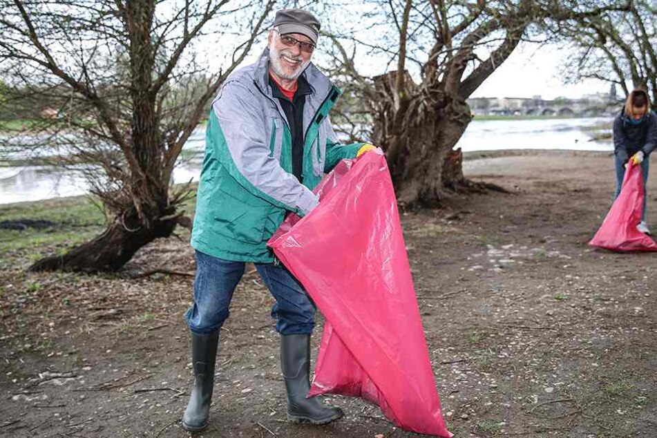 Hartmut Kotte (67) hatte nach nur zehn Minuten schon reichlich Unrat im Müllsack.