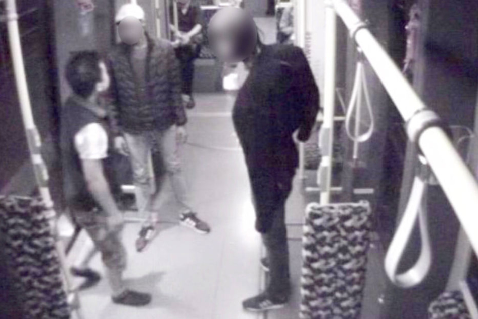 Mit den Überwachungsaufnahmen aus einer Berliner Straßenbahn sucht die Polizei nach diesem mutmaßlichen Sexualstraftäter.