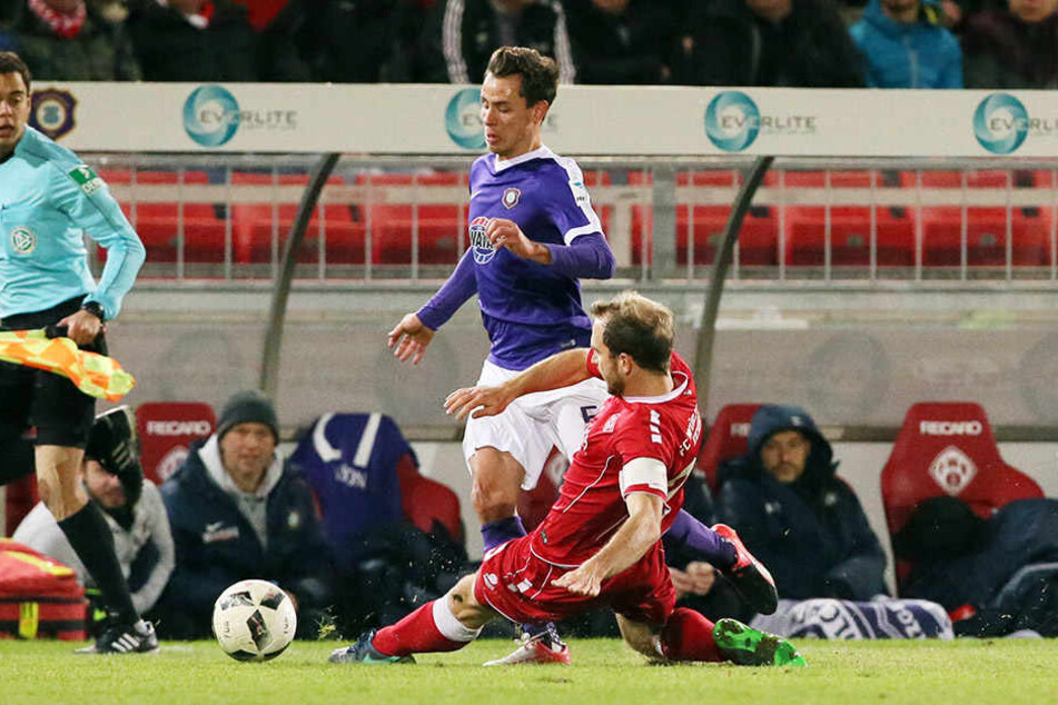 Clemens Fandrich nahm in Würzburg den Kampf an, steckte nicht zurück. Hier fährt ihm Kickers-Kapitän Sebastian Neumann in die Parade.