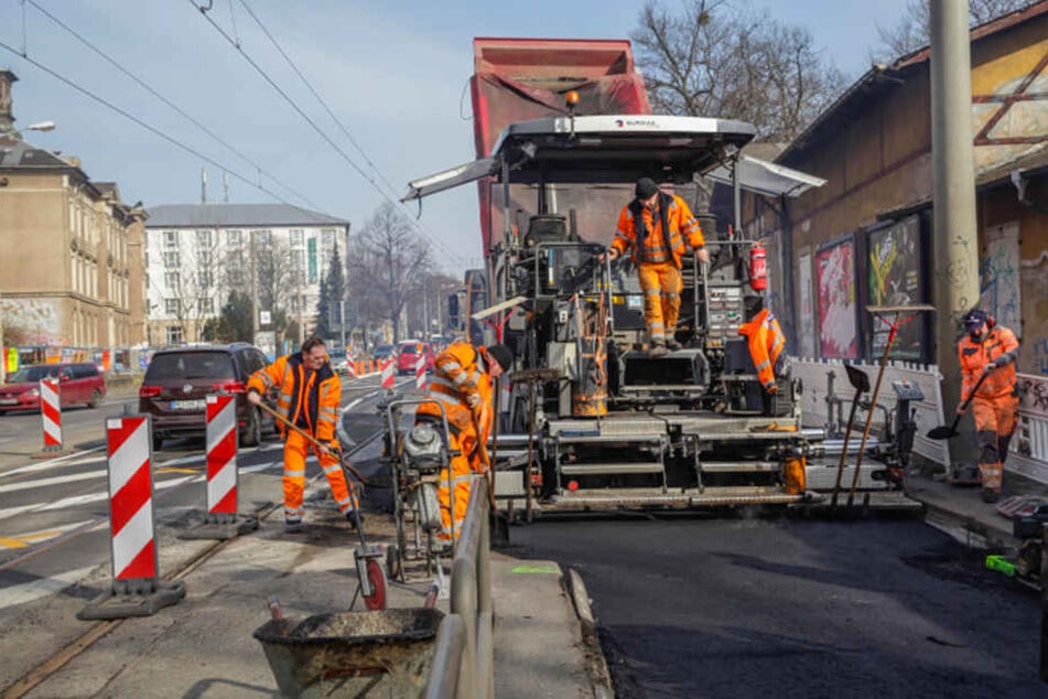 Zwischen Stauffenbergallee und Fabricestraße fräsen die Arbeiter auf einer Länge von 250 Metern den Asphalt ab und bringen eine neue Schicht auf. Die Arbeiten werden derzeit allerdings verzögert.