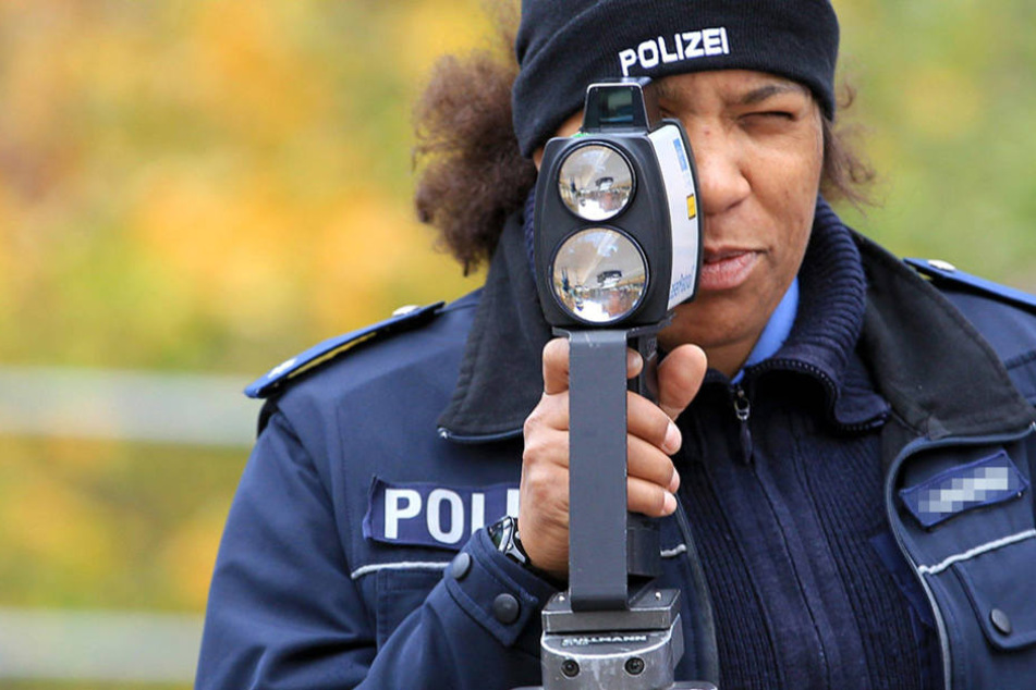 Mit stationären und mobilen Blitzern kämpfen die Beamten gegen Raser.