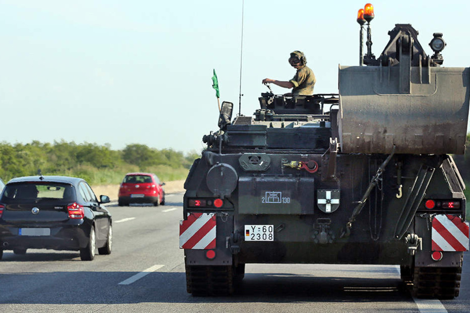 Langsame Fahrzeuge der Bundeswehr werden am Montag über Autobahnen in OWL rollen. (Symbolbild)