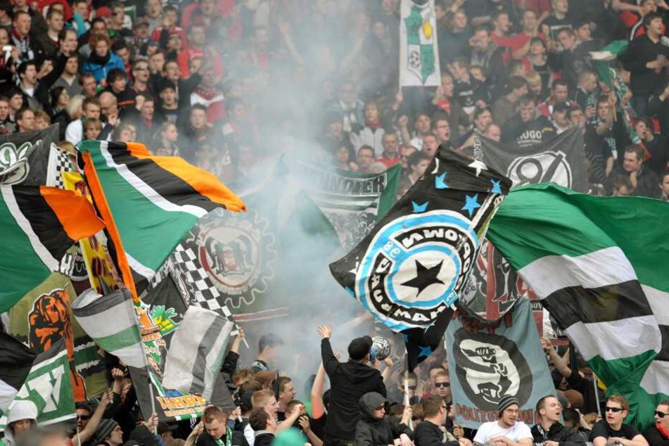 Fans von Hannover 96 zündeten vor Spielbeginn Rauchbomben.