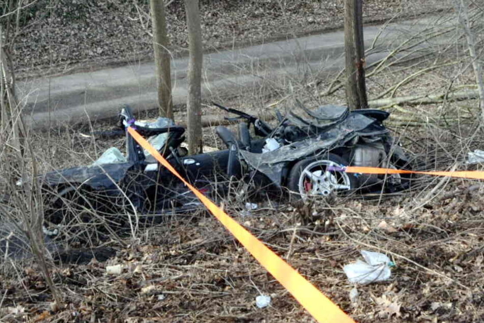 Der Sportwagen wurde bei dem Unfall komplett zerstört.