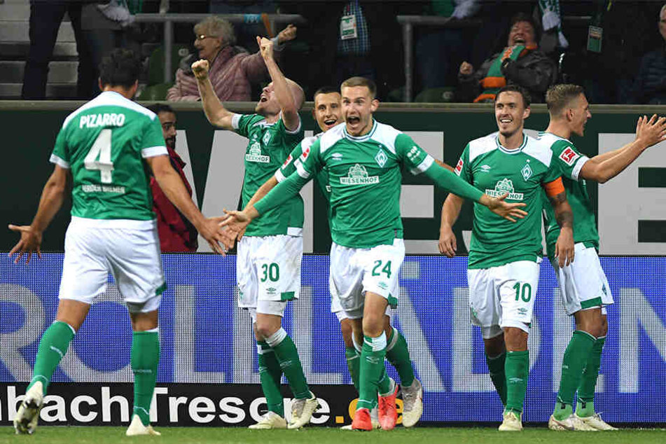Treffen der Generation: Der 40-jährige Claudio Pizarro (l.) bereitete das Tor vom 20-jährigen Johannes Eggestein (M.) für den SV Werder Bremen vor.
