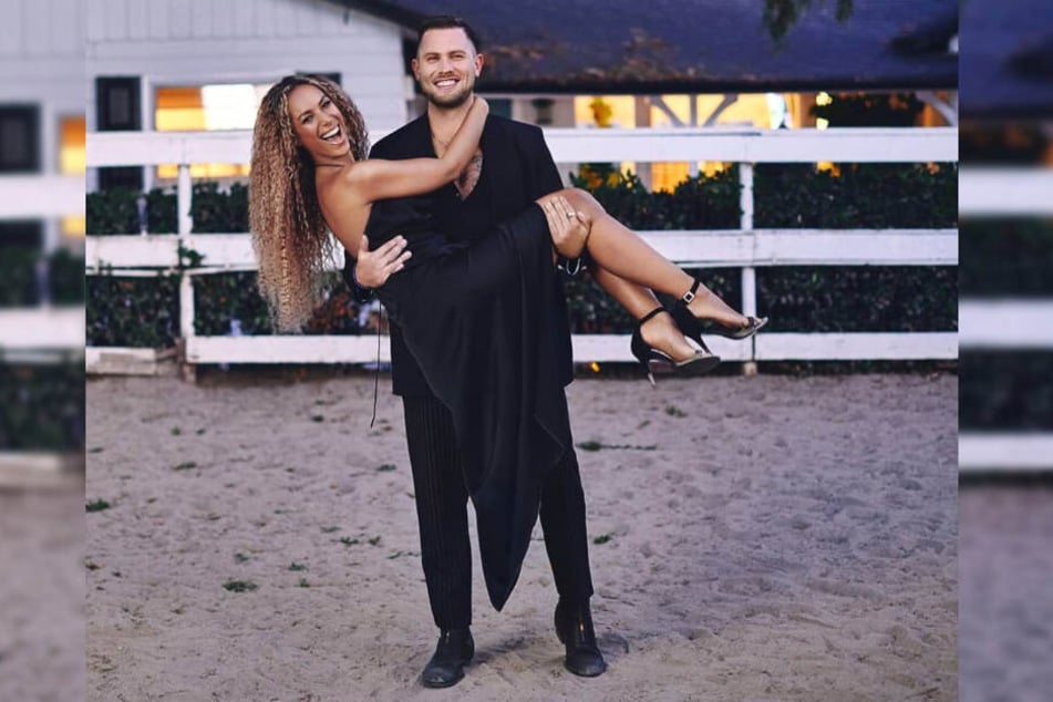 Dennis Jauch trägt seine Ehefrau Leona Lewis auf Händen.