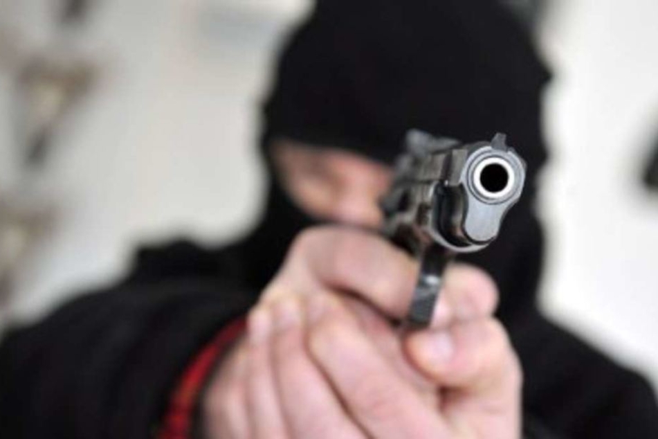 Unter einem Vorwand wurde der 14-Jährige zu einer Gruppe gelockt. dort wurde er mit einer Pistole bedroht und ausgeraubt. (Symbolbild)