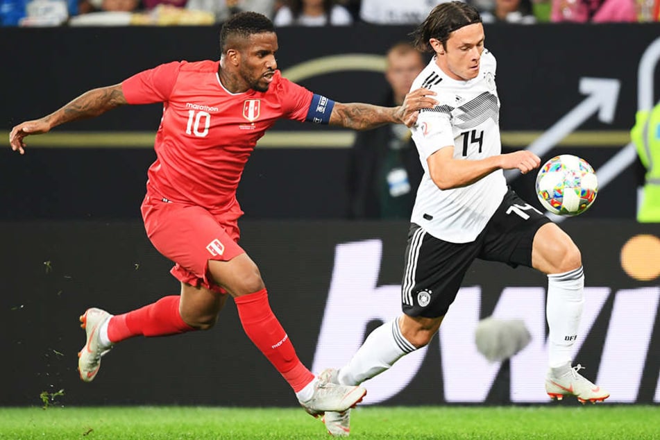 Feierte sein Nationalelf-Debüt: Der gebürtige Berliner Nico Schulz (r.) im Duell mit dem Ex-Schalker Jefferson Farfan (l.).
