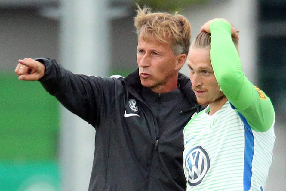 Marvin Stefaniak (r.) erhält Anwesiungen von Wolfsburg-Coach Andreis Jonker.
