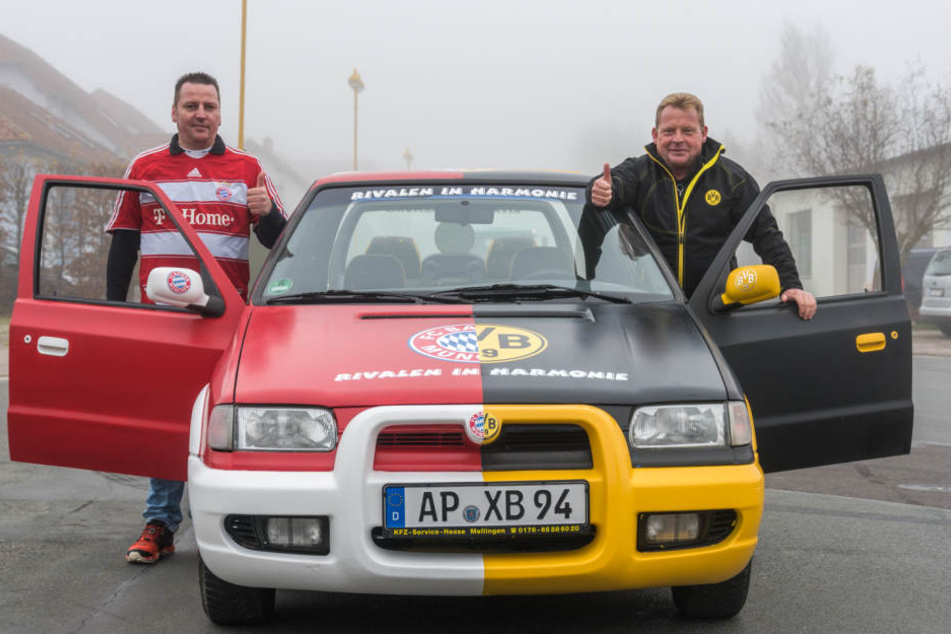 Daumen hoch von den "Rivalen in Harmonie" Tino Bamfaste (links) und Michael Neubauer an ihrem neuen Fanmobil.