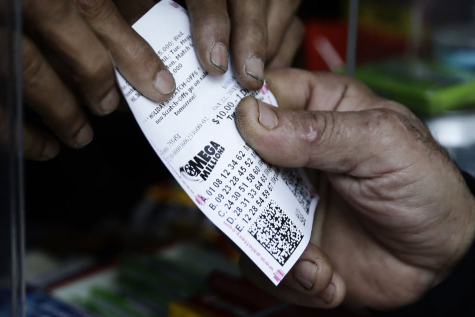Ein Lottospieler kauft Mega Millions Lotterielose an einem Kiosk.
