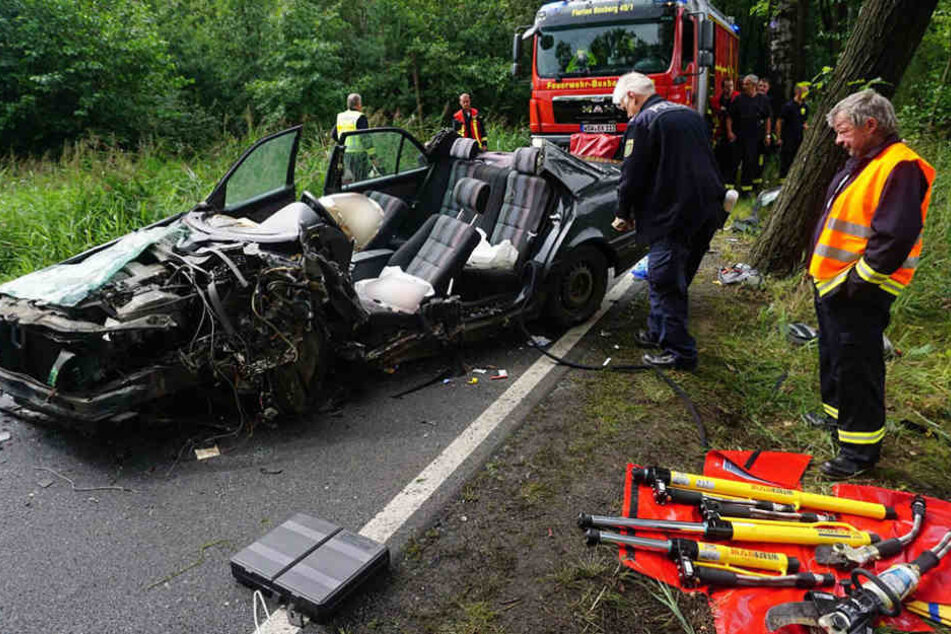 Der Mercedes musste nahezu komplett auseinander geschnitten werden, um den Fahrer zu befreien.