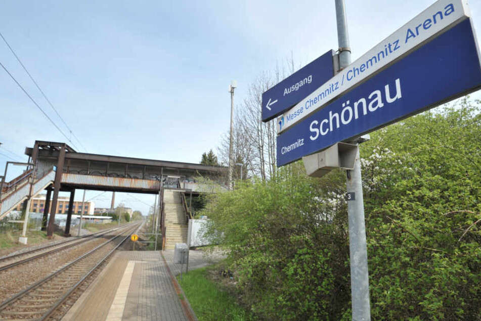 Vom Haltepunkt Schönau ist der Weg zur Messe lang und umständlich. Über eine
Verlegung wird seit Jahren debattiert. Die Zeit wird langsam knapp.