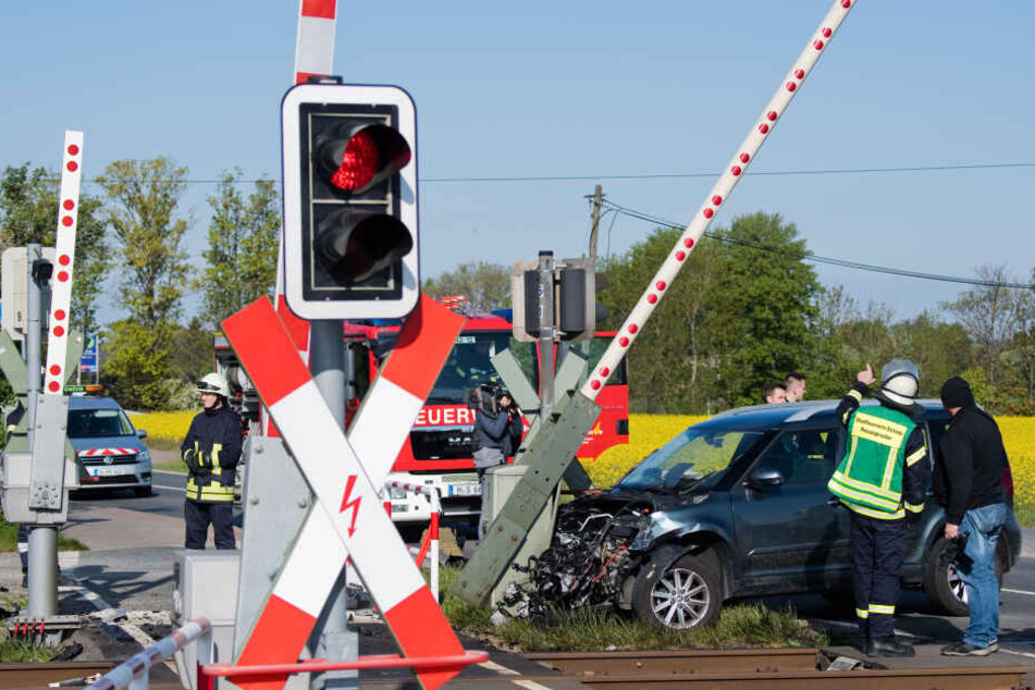 Der Autofahrer übersah die Schranke und wurde von einer S-Bahn erfasst.