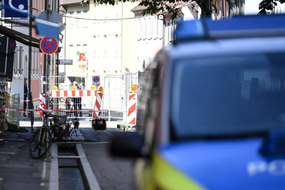 Die Polizei hatte den Bereich rund um den Koffer abgesperrt.