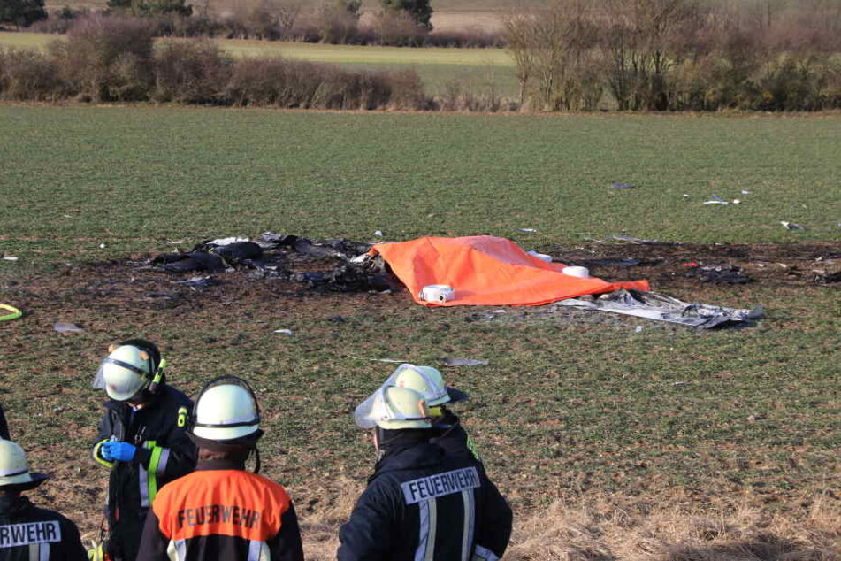 Nach dem Aufprall der Maschine, fing diese umgehend Feuer. Der Pilot konnte sich nicht mehr retten.