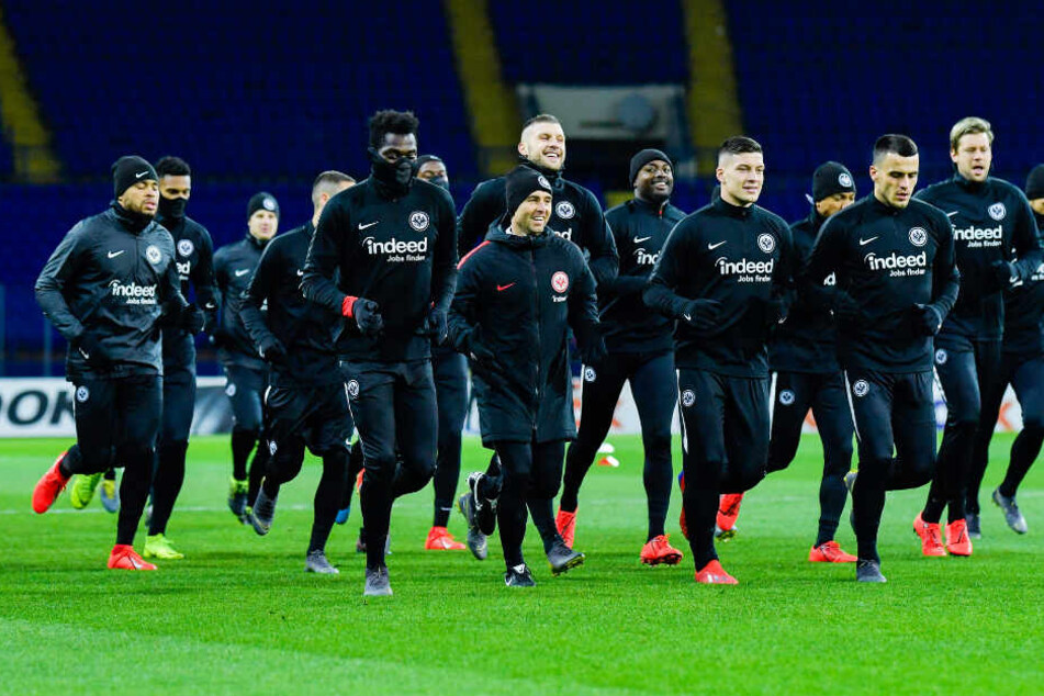 Warm laufen für Schachtjor Donezk: Das Foto zeigt einige Eintracht-Spieler beim Training am gestrigen Mittwoch.