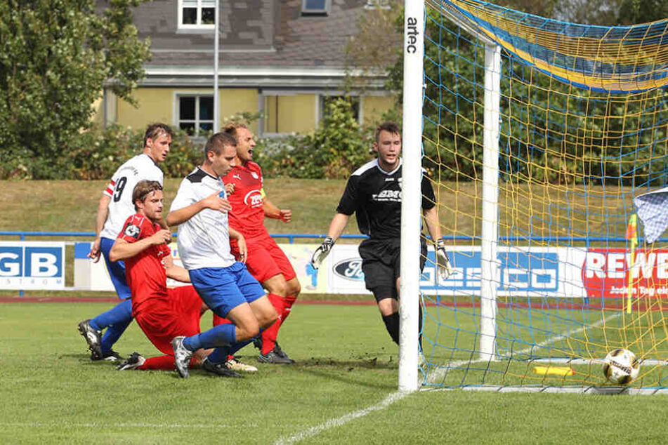 In der 15. Minute bringt Robert Paul den FSV Zwickau nach einem Freistoß von Michael Schlicht in Führung.