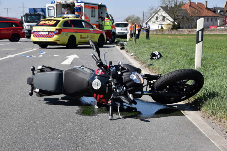 In Sandhausen wurde eine Motorradfahrerin übersehen und von einem Auto erfasst.