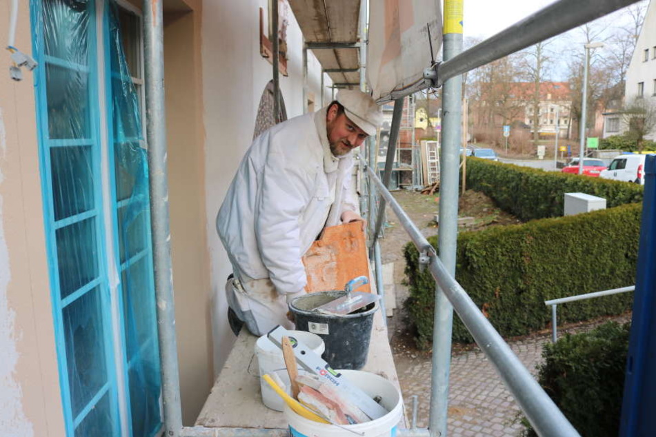 Stuckaturmeister Falko Hellner (48) restaurierte das Fassadenelement am
GGG-Haus in der Sandstraße.