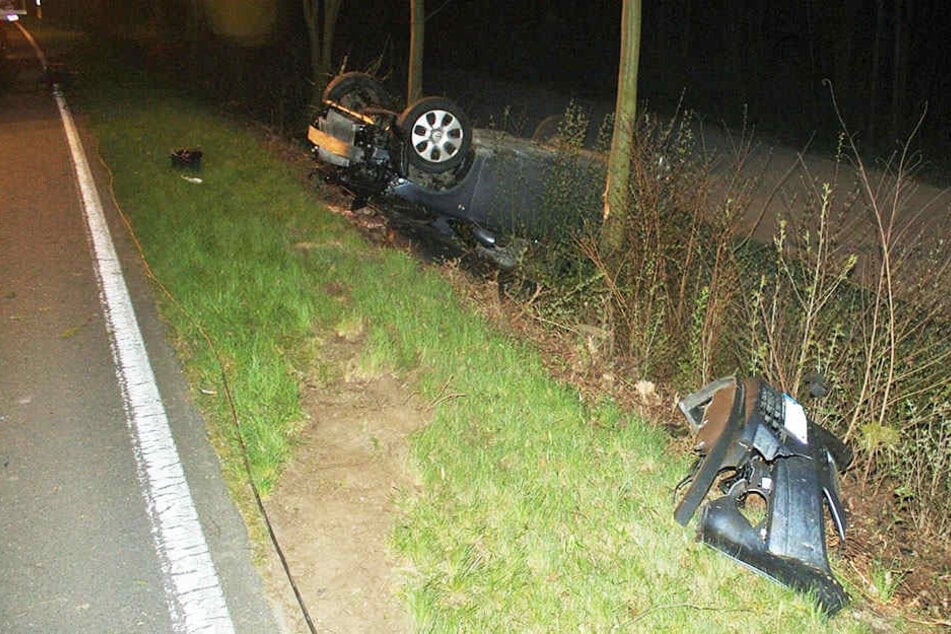 Zwei Bäume und zwei Leitpfosten rammte der 18-jährige Fahrer bei seinem Crash.