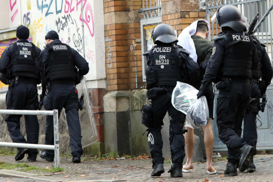 Bei dem am Donnerstag in Connewitz festgenommenen Mann handelt es sich um einen 17-Jährigen aus Libyen. Er soll in Verdacht stehen, am Montag einen 25-Jährigen beraubt und verletzt zu haben.