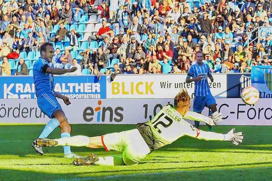 Das erste Tor für Heimkehrer Julius Reinhardt (l.)! Mit dem linken Fuß markierte der 28-Jährige am Sonntag den 4:1-Endstand gegen Mainz II.