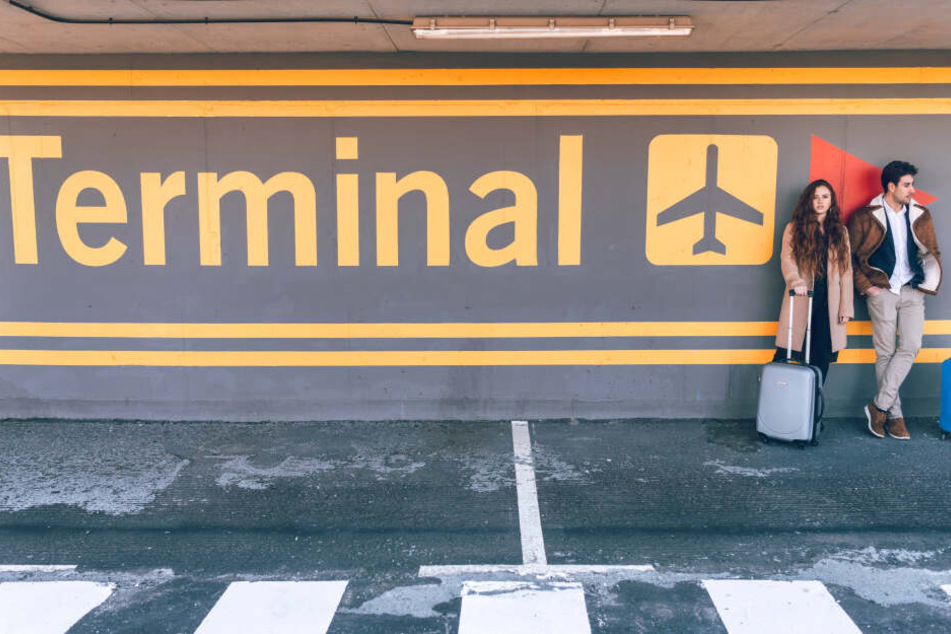 Damit der Urlaubsbeginn nicht zum Fehlstart wird: Bei Verspätungen müssen Airlines Entschädigung zahlen - und zwar in bar oder per Überweisung. Mit Gutscheinen oder Meilen muss man sich nicht zufriedengeben.