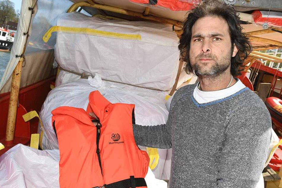Sea-Eye-Gründer Michael Buschheuer bricht seine Mission vorerst ab. Vor Kurzem sollte seine Mannschaft übrigens ausgerechnet die Identitären mit ihrer C-Star retten. Diese lehnten dankend ab und bekamen ihren Motorschaden selbst in den Griff.
