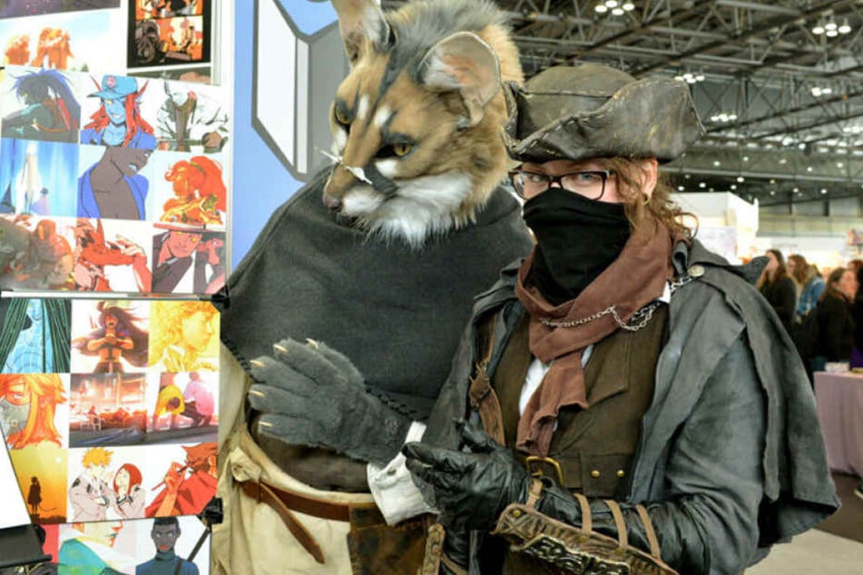 Hingucker: Feli (28, l.) als Ginsterkatze und Anja (27) als Figur aus dem Computerspiel "Bloodborn".