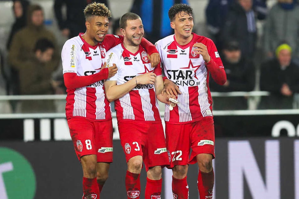Royal Excel Mouscron um Sidney Friede (l.) hat kein einziges seiner neun Pflichtspiele im Jahr 2019 verloren.
