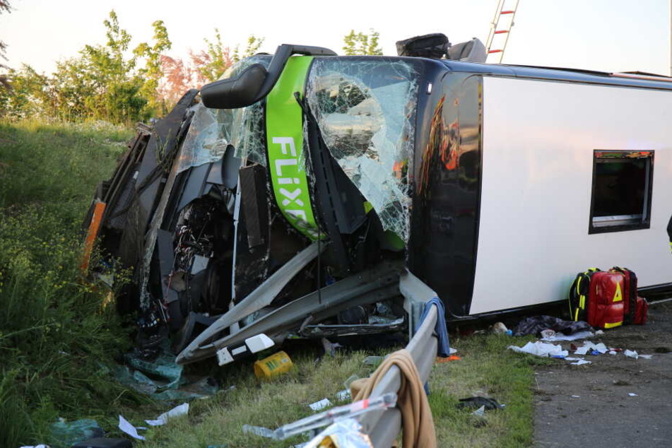 Am Rastplatz Bachfurt war der Flixbus nach rechts von der Fahrbahn abgekommen und war an einer Böschung auf die Seite gekippt.