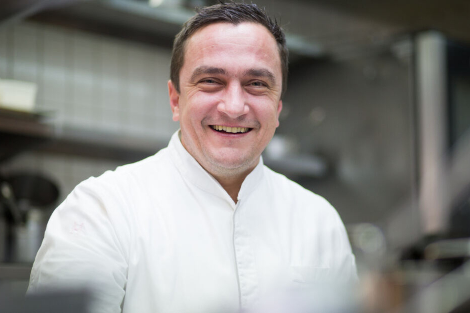 Torsten Michel, Küchenchef der Schwarzwaldstube im Hotel Traube steht vor einem Jahr in seiner Restaurantküche.