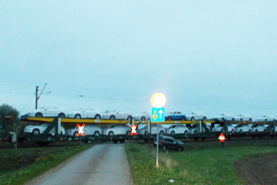 Die Autofahrerin übersah den voll beladenen Güterzug am unbeschrankten Bahnübergang.