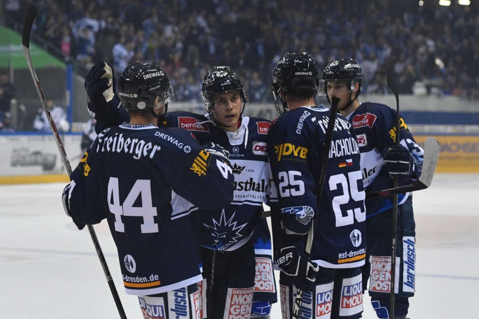 Die Eislöwen bejubeln den deutlichen 7:1-Sieg gegen die Starbulle Rosenheim.