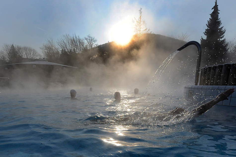 In einem Außenbecken der Fontane-Therme wurde ein Toter entdeckt. (Symbolbild)