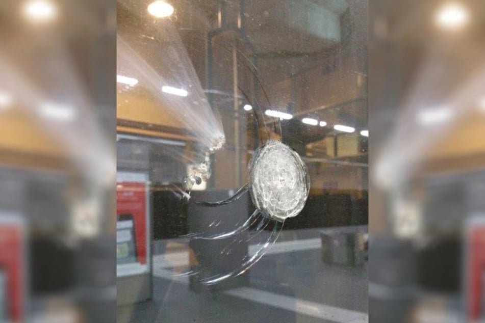 An einem Fenster des Intercity entstanden Sachschäden durch die Steinwürfe.