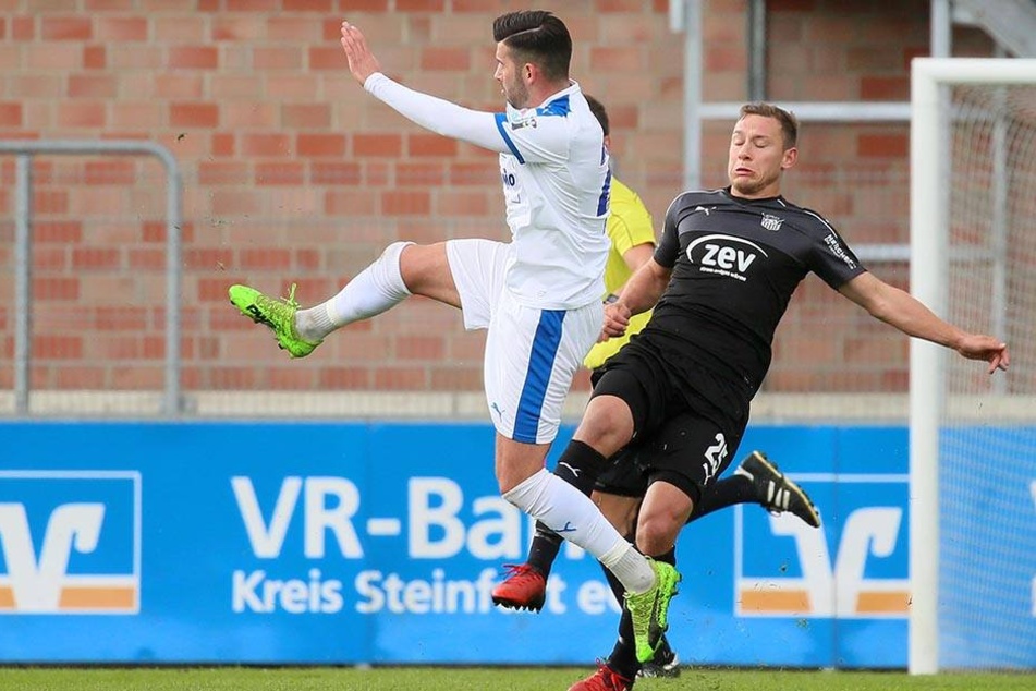 Robert Koch (rechts) kämpft einen Lotte-Spieler um den Ball.