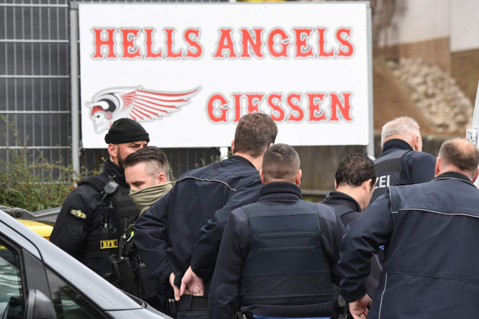 Polizisten treffen am Vereinsheim der Hells Angels ein.