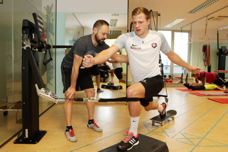 Nicky Adler (r.) mit Sporttherapeut Daniel Förster in der Reha. Ende des Monats, spätestens Anfang März will der Auer Stürmer komplett ins Mannschaftstraining einsteigen.
