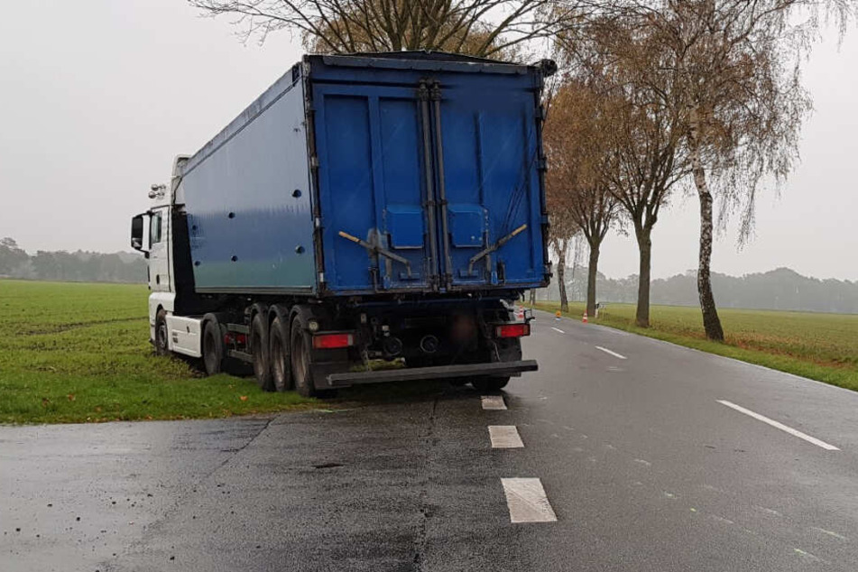 Der Lastwagen-Fahrer versuchte noch auszuweichen und landete im Straßengraben.