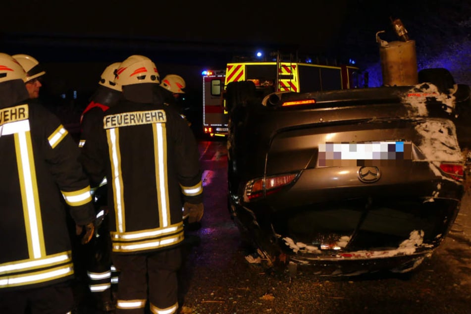 Die Feuerwehr musste die Frau aus ihrem Wagen befreien.