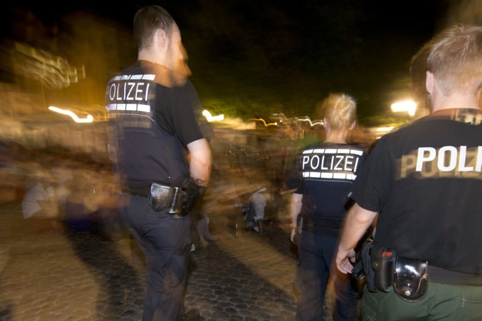 Die Polizisten betraten die Wohnung, da ging der Mann mit dem Metallstab auf sie los (Symbolbild).