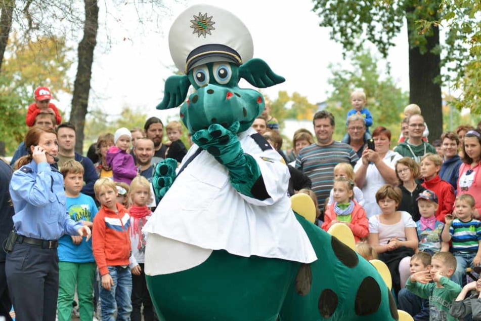 Polizei-Dino im Dienst - bei den Kindern ist Poldi der beliebteste Polizist Sachsens.