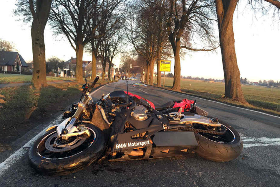 DAs Motorrad blieb erst 100 Meter von der Unfallstelle liegen.