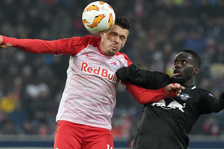 Salzburg (hier Zlatko Junuzovic, l.) war (wieder) eine Nummer zu groß für Leipzig (Jean-Kévin Augustin).