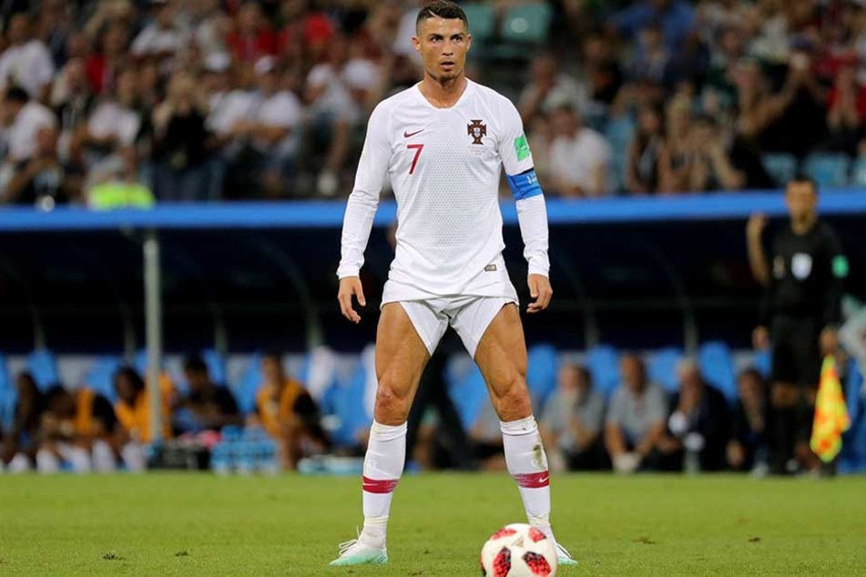 Die Hose am Anschlag tritt Ronaldo zum Freistoß an. Gebracht hat es nichts.