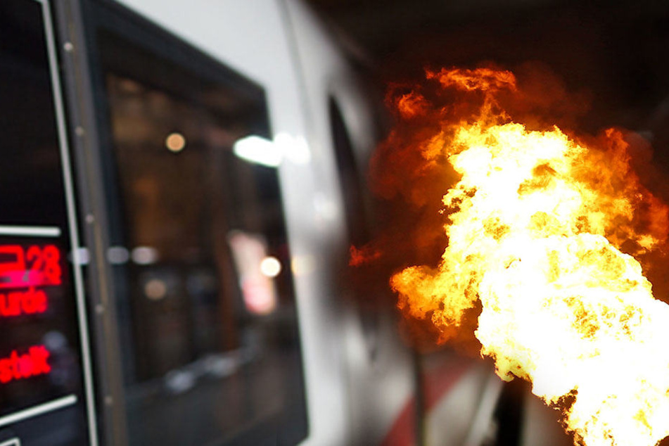 Die Bundespolizei löschte die Flammen, doch der Zug musste trotzdem stoppen. (Symbolbild)